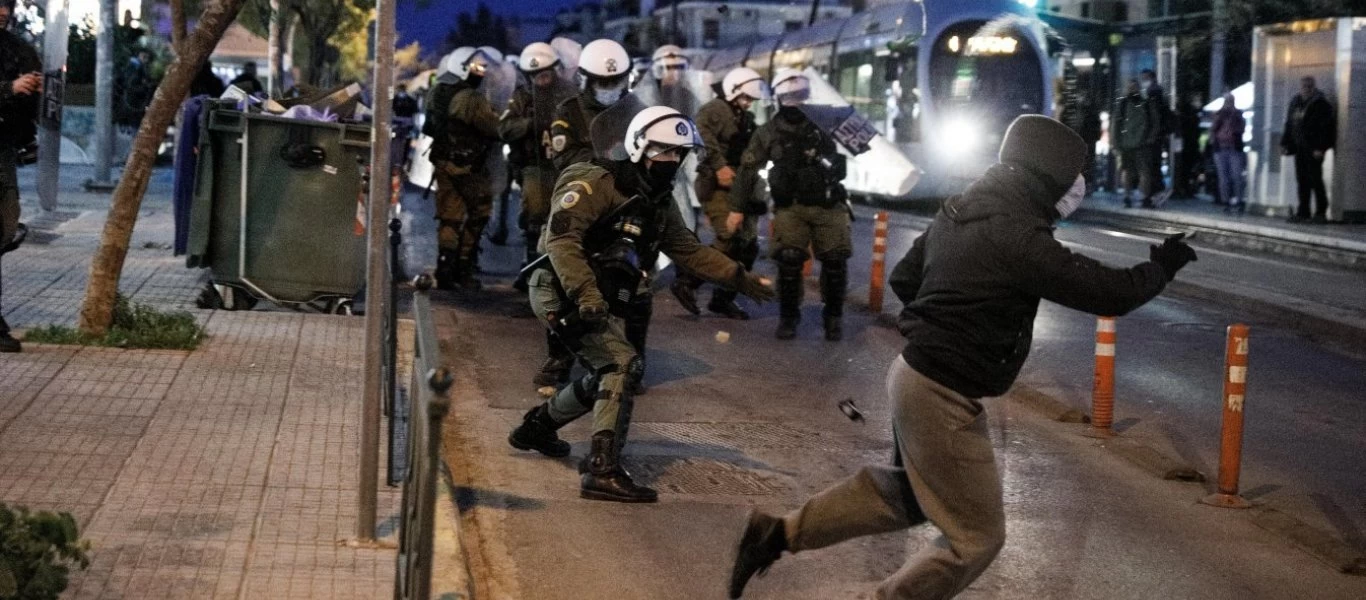 Βίντεο-σοκ: Ένστολοι ξυλοκοπούν μικρό κορίτσι στην διαδήλωση της Νέας Σμύρνης!